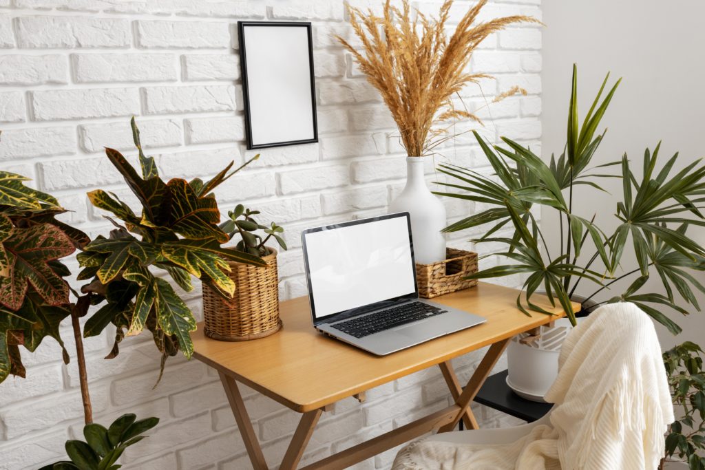 Bureau à domicile avec plantes